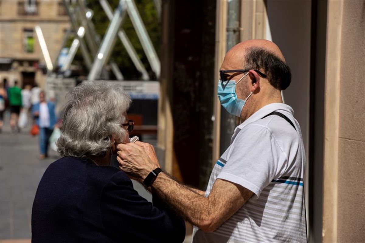 Ciudadanos se ponen la mascarilla en Vitoria-Gasteiz. Foto: Efe