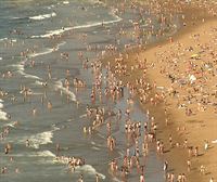 Las playas vascas se llenan de gente en plena desescalada