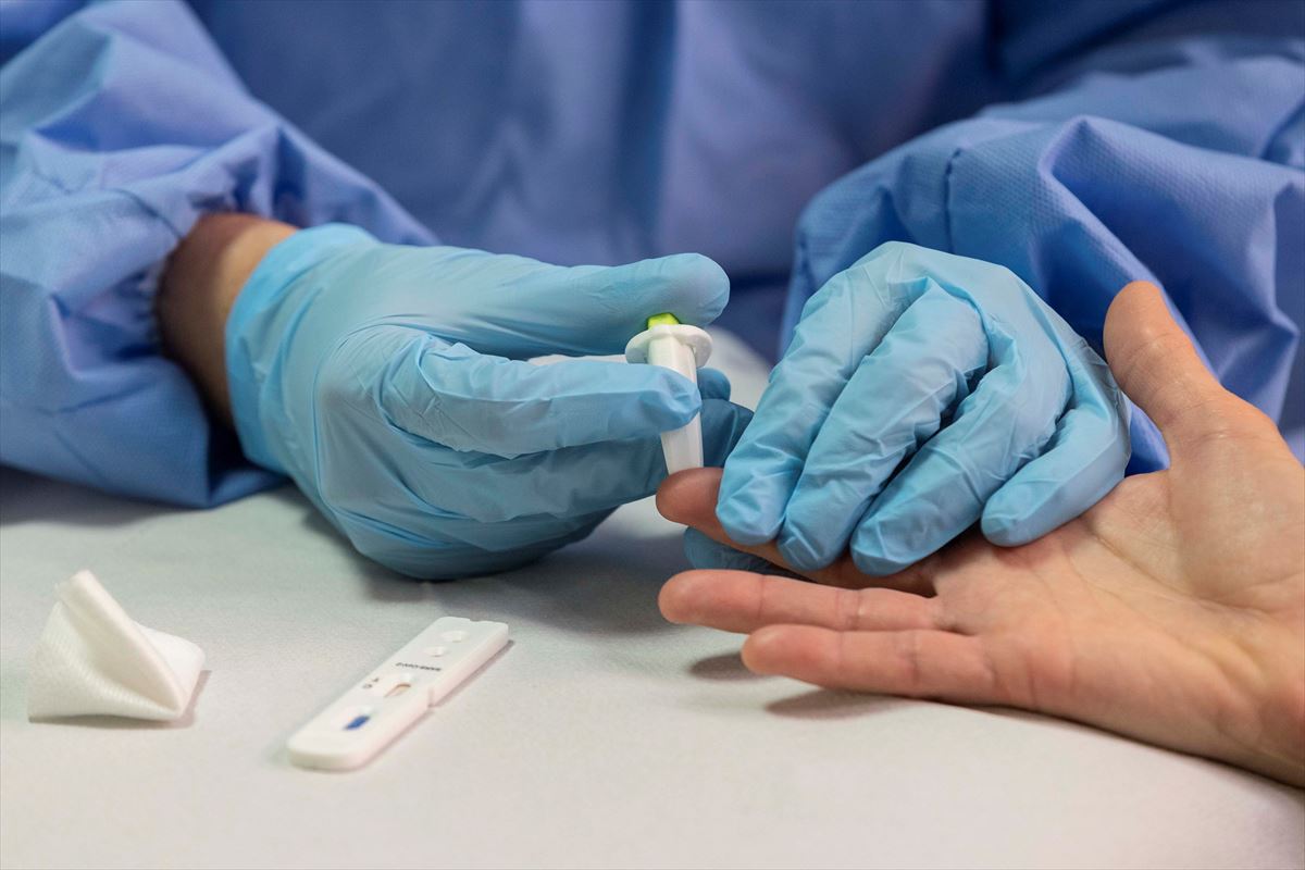 Un profesional sanitario toma muestras de sangre para realizar un test rápido de coronavirus