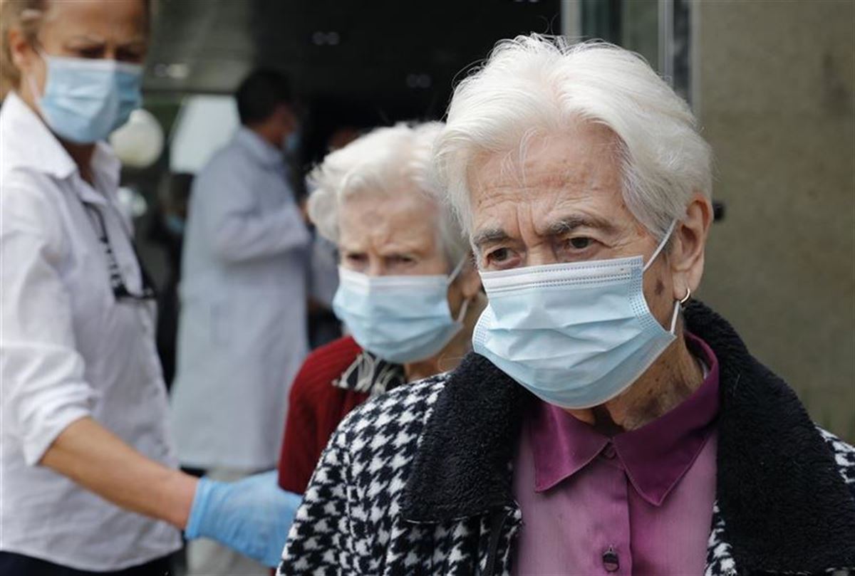 Personas ancianas con mascarilla, Foto: EFE.