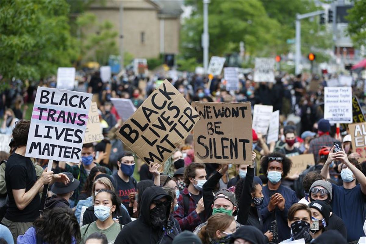 "Black Lives Matter" mugimenduko protesta jendetsu bat. 