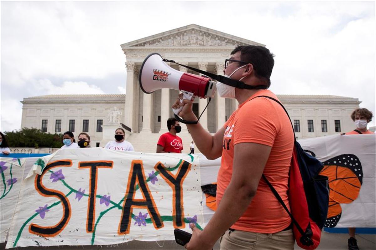 Migrantes se concentran ante el Tribunal Supremo en Washington.