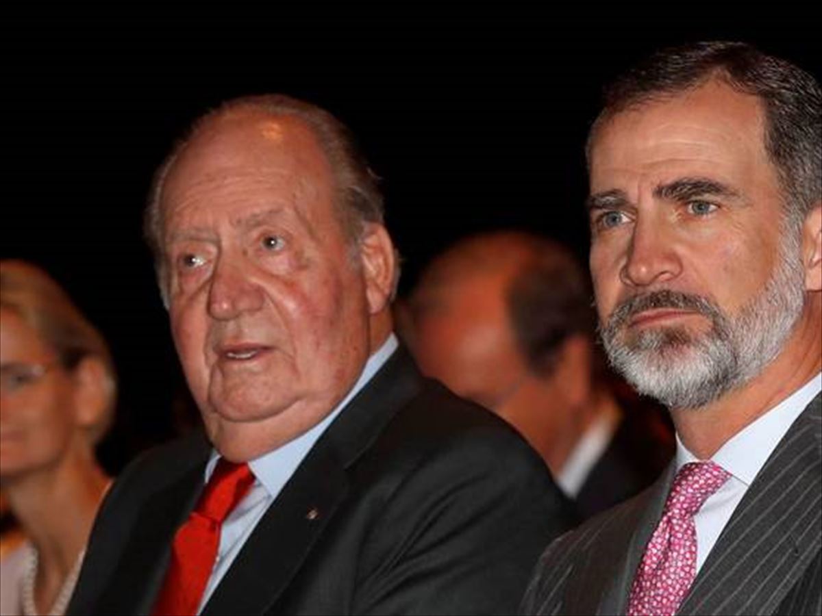 Juan Carlos I.a errege emeritua eta Felipe VI.a Espainiako erregea. Artxiboko argazkia: EFE