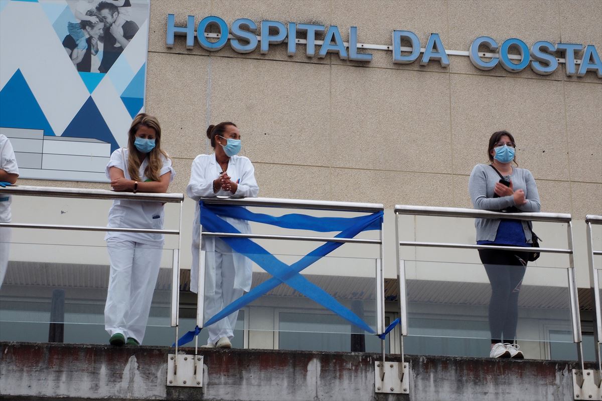 Trabajadores de un hospital de Burela (Lugo).