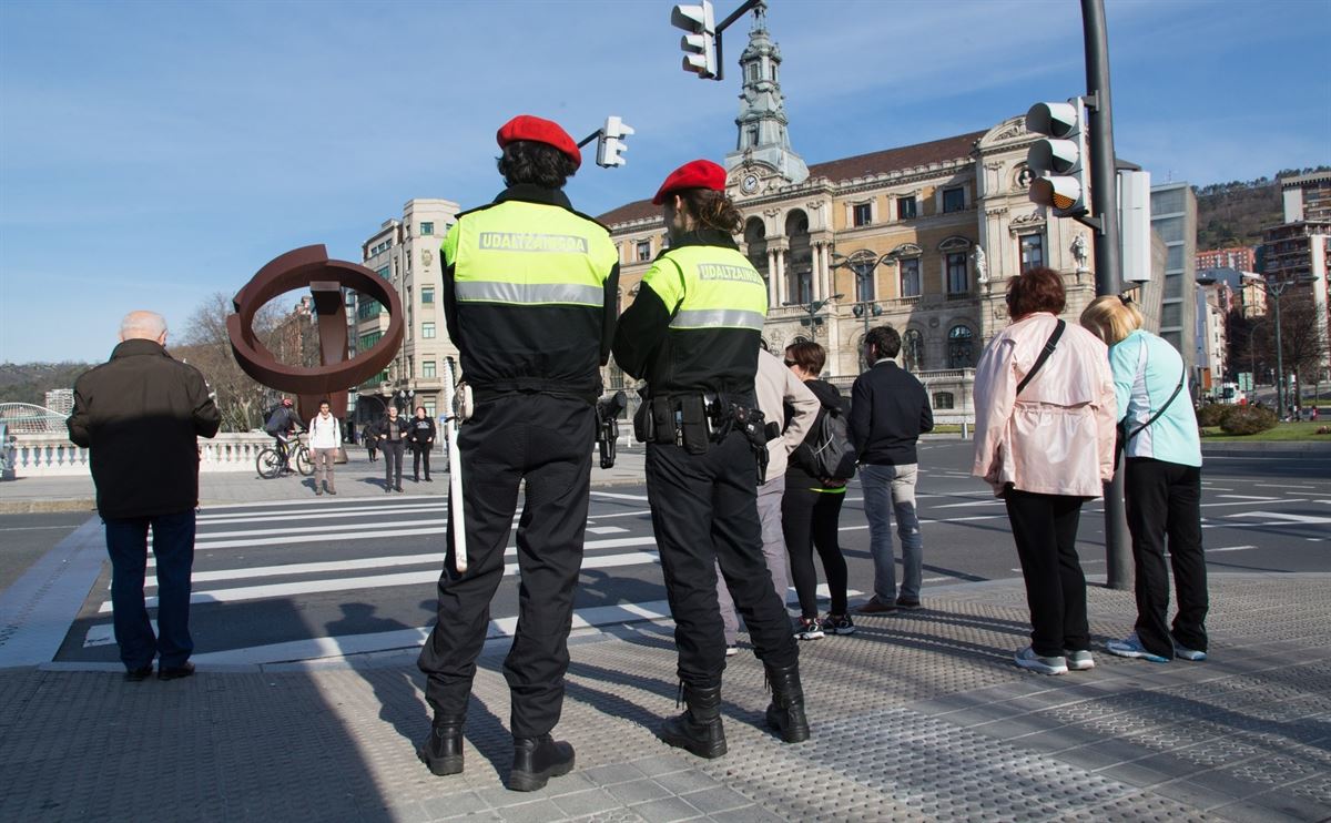 Dos agentes de la Policía Municipal de Bilbao. Foto: Infobilbao
