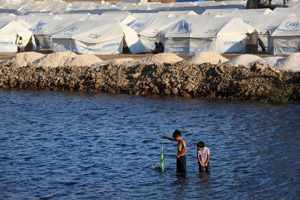 Dos niños juegan junto al nuevo campo de refugiados de la isla de Lesbos, en Grecia. 
