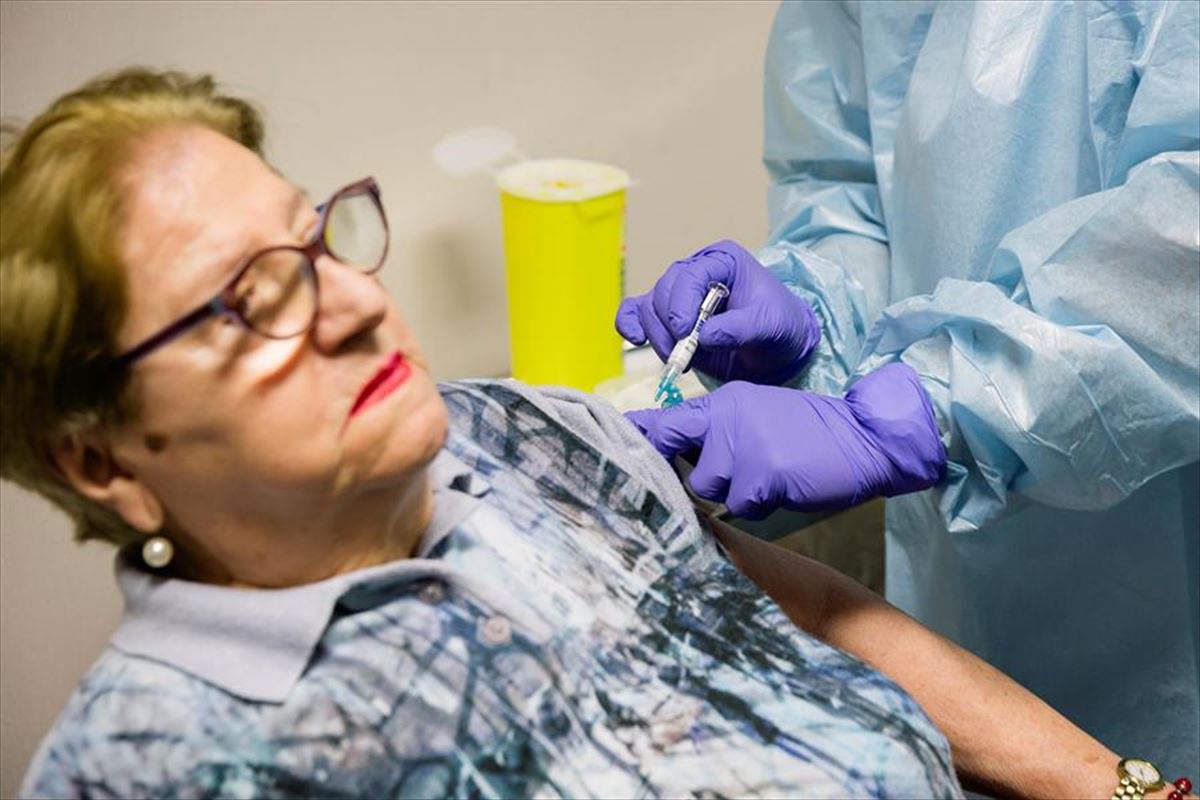 Una mujer recibe la vacuna contra la gripe en una residencia de Vitoria-Gasteiz.