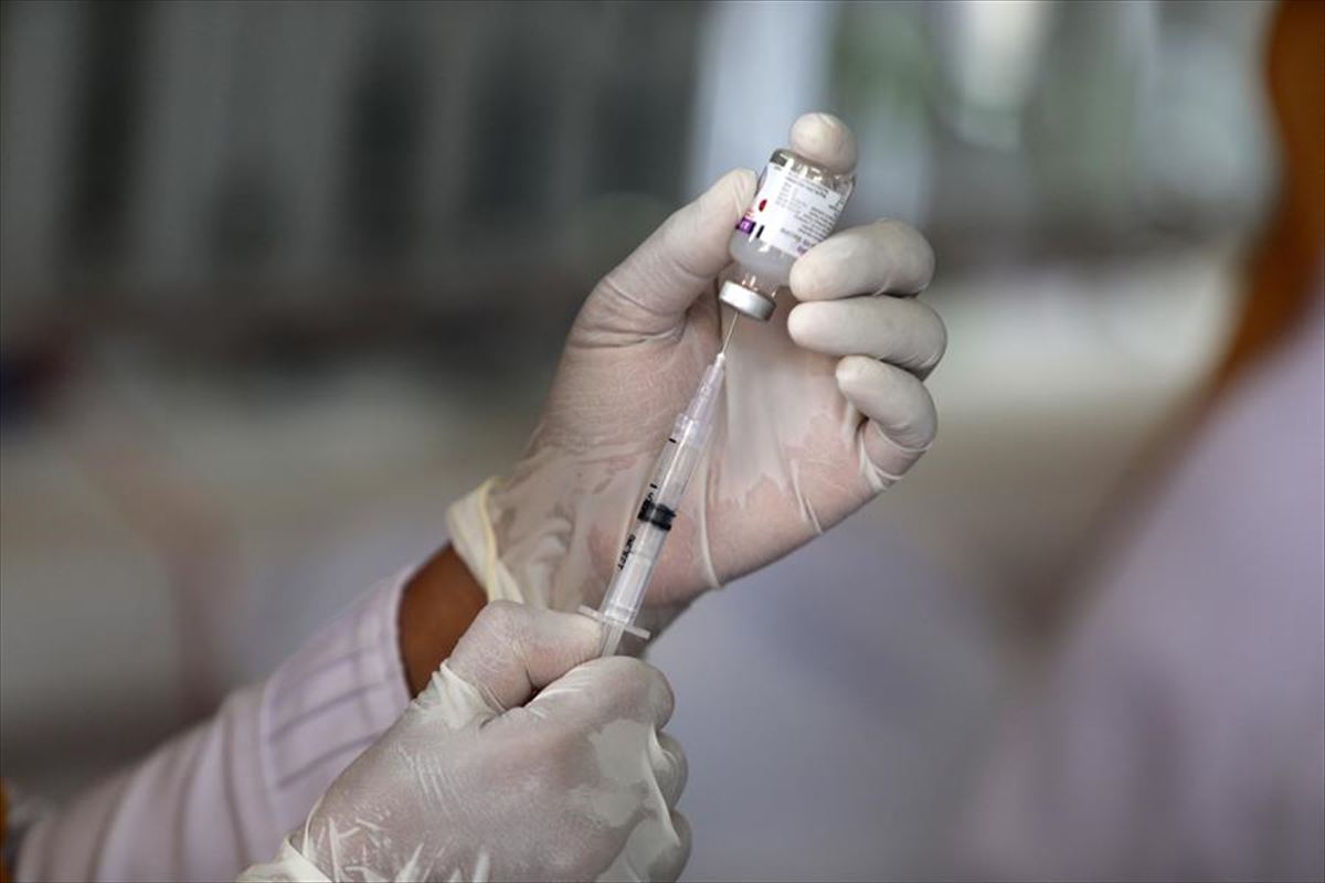 Un profesional prepara una dosis de una vacuna en fase de ensayos contra la COVID-19.