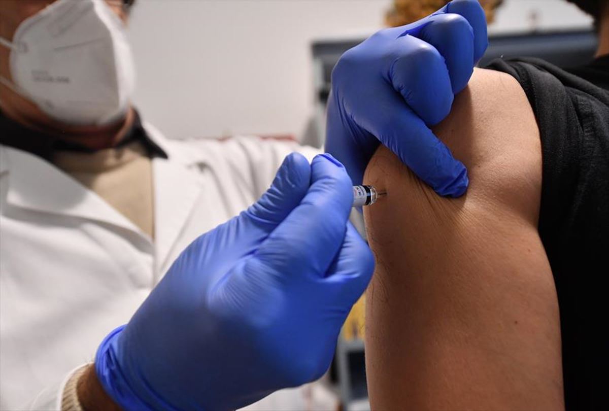 Personal sanitario administrando una vacuna a una persona
