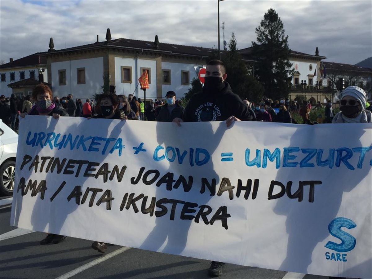La marcha pasa junto a la prisión de Martutene. Foto: Xabier Urteaga | Euskadi Irratia