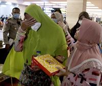 62 pertsona zeramatzan hegazkin baten hondakinak bilatzen ari dira Indonesian