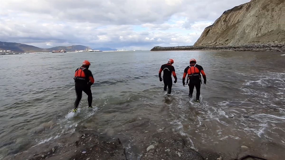 La Ertzaintza en la búsqueda de más restos humanos, en la playa de Arrigunaga