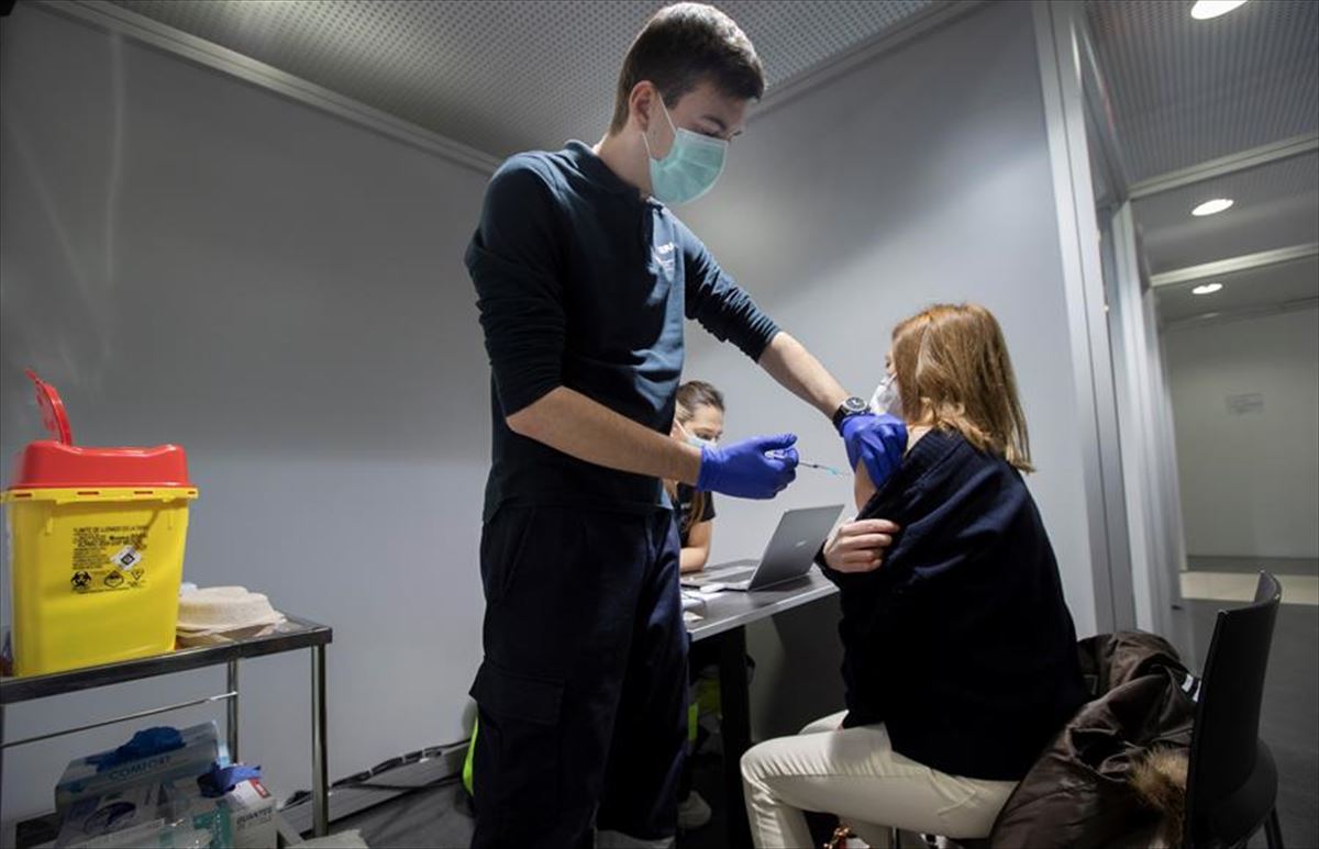 Personal sanitario vacunando contra el covid-19. Foto: EFE.