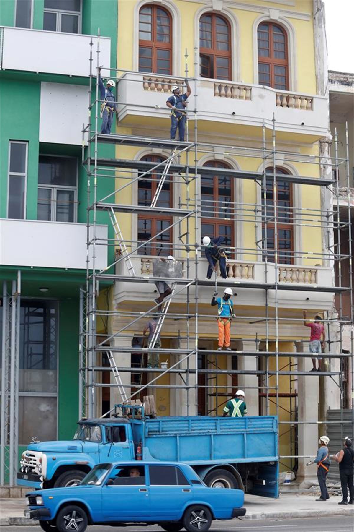 Unos hombres trabajan en la fachada de un edificio en La Habana (Cuba). Foto: EFE