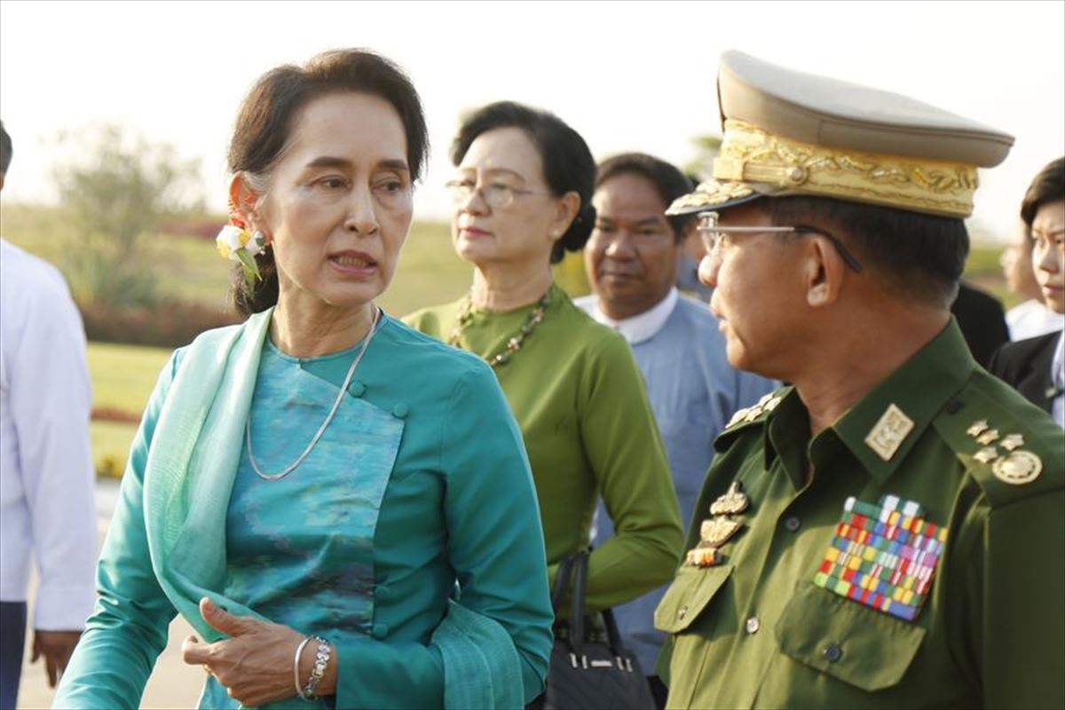 Aung San Suu Kyi buruzagi politikoa eta Min Aung Hlaing Armadako burua, artxiboko irudi batean.