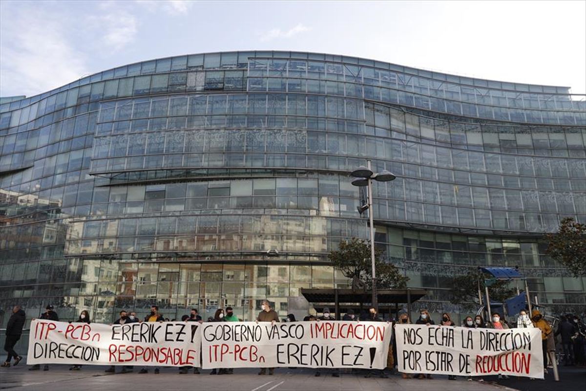 PCBko langileen protesta, Enpresen Garapenerako Euskal Agentziaren egoitzaren aurrean.