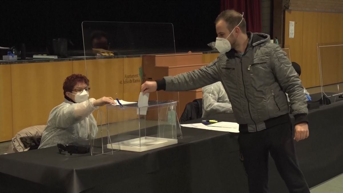 Primeros votantes depositan su voto