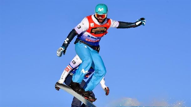 Lucas Eguibar saltando en snowboard.