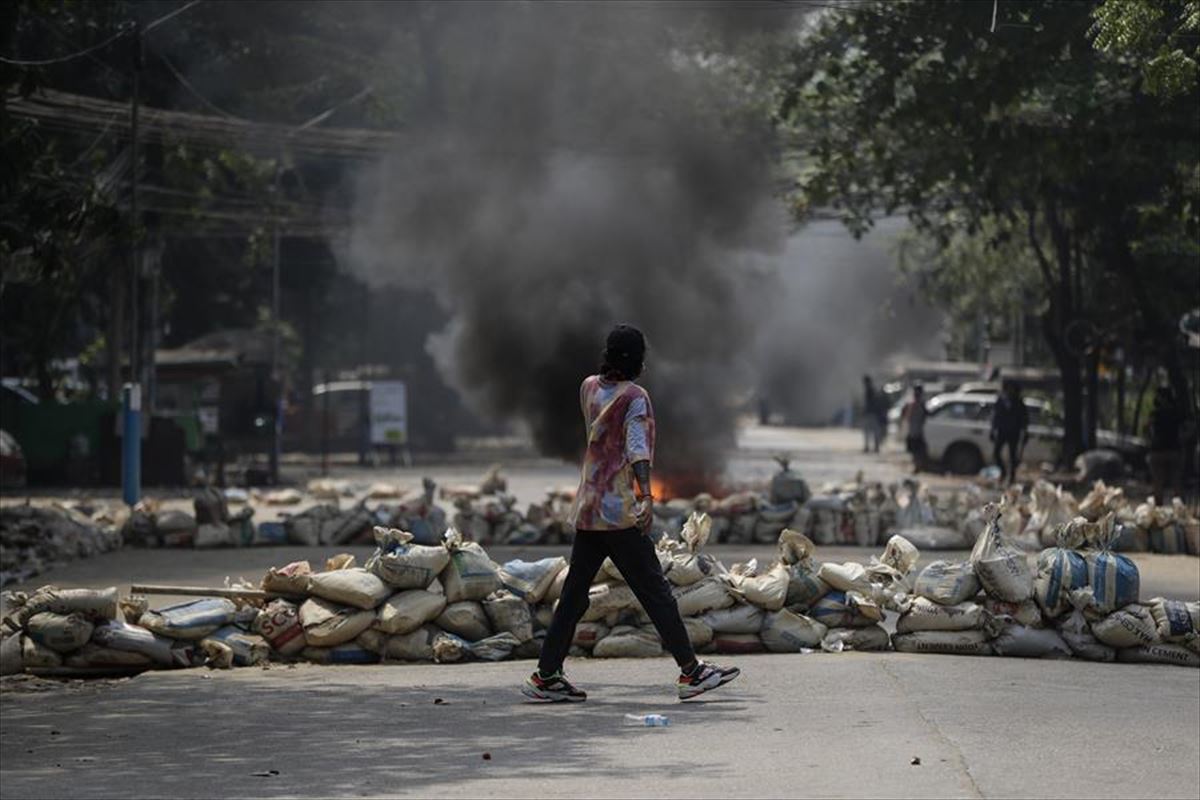 Barrikada bat Yangonen (Myanmar). Argazkia: EFE