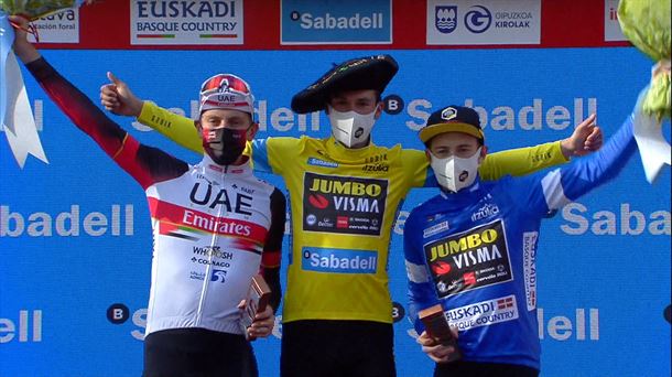 Roglic, Vingegaard y Pogacar en el podio.
