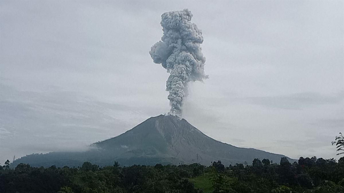 Columna de humo del volcán Sinabung