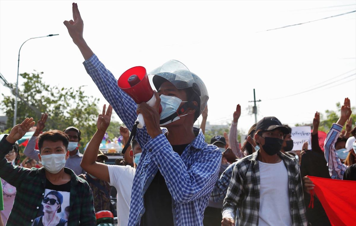 Batzorde militarraren aurkako protestak Myanmarren. 