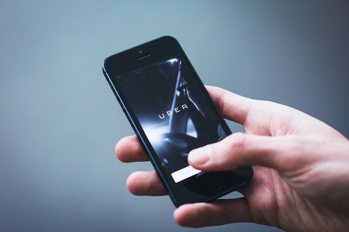 Uber aplikazioa telefono mugikor batean. Argazkia: Pixabay.