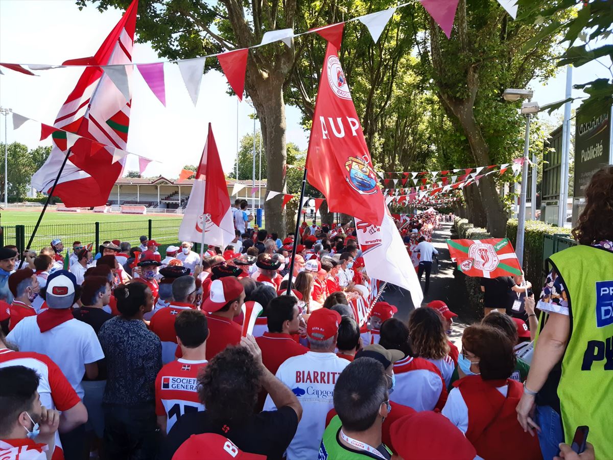 Aficionados del Biarritz Olympique junto al estadio de Aguilera.