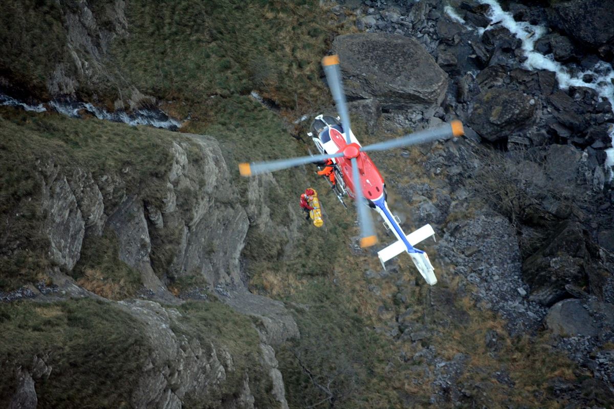 El helicóptero de la Ertzaintza durante el rescate.