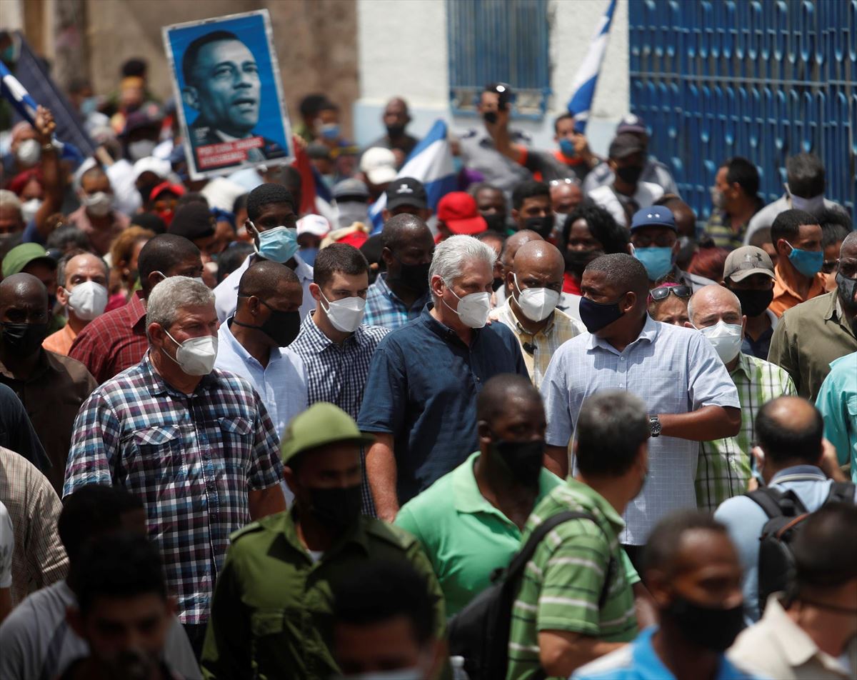 El presidente de Cuba, Miguel Díaz-Canel, rodeado de simpatizantes este pasado domingo.