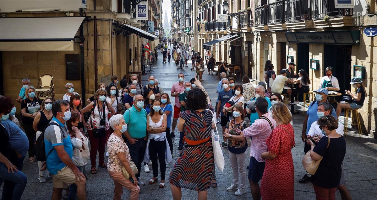 Un grupo de personas con mascarilla en Donostia. Foto: EFE.
