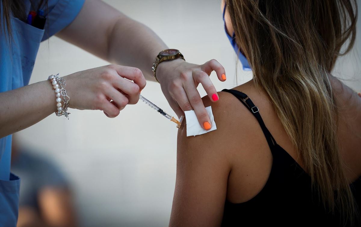 Una joven recibe la vacuna contra el coronavirus