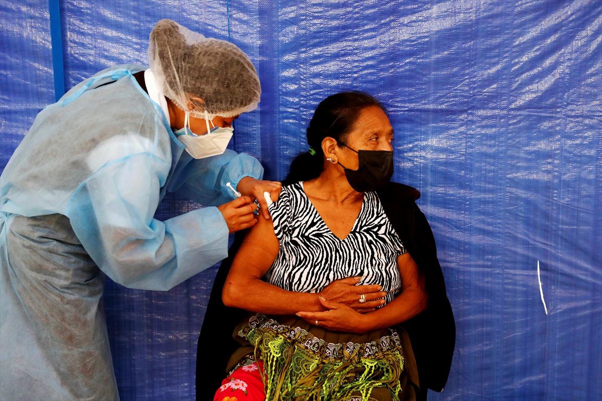 Una mujer guatemalteca recibe la vacuna contra la covid-19
