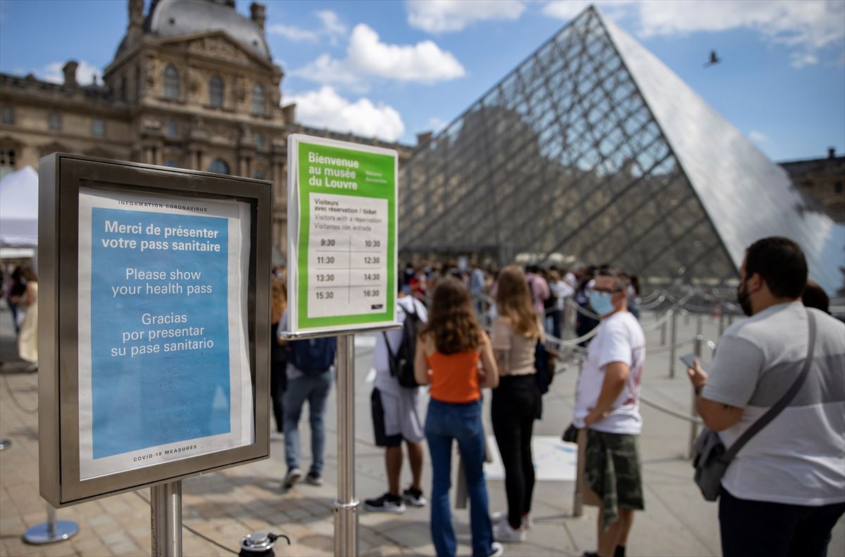Turisten ilarak Parisen, 2021eko abuztuan. Artxiboko argazkia: EFE