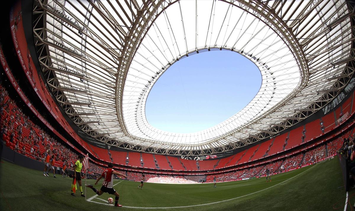 Los estadios vascos seguirán con restricciones de aforo. Foto: EFE