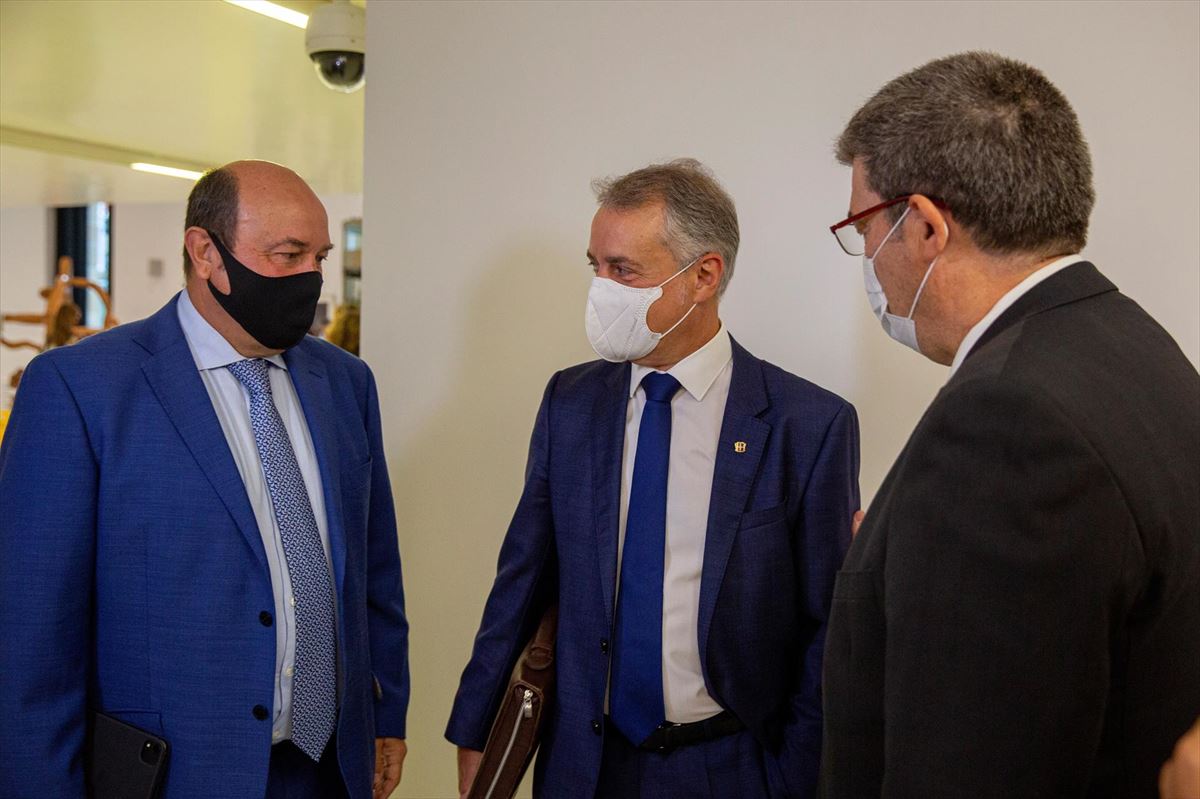El lehendakari, Iñigo Urkullu, charla con el presidente del PNV, Andoni Ortuzar, y con el alcalde de Bilbao, Juan Mari Aburto, en los pasillos del Parlamento Vasco