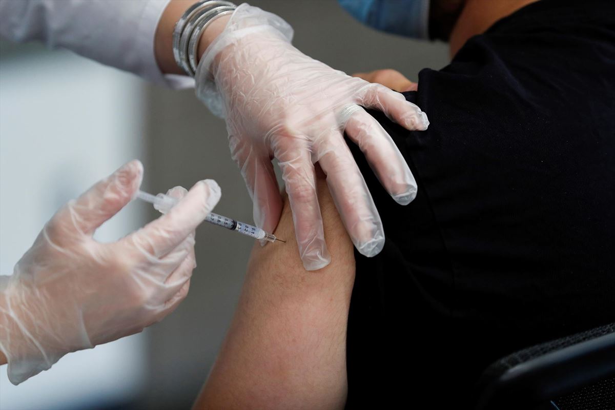 Sanitaria pone una dosis de la vacuna contra la covid-19