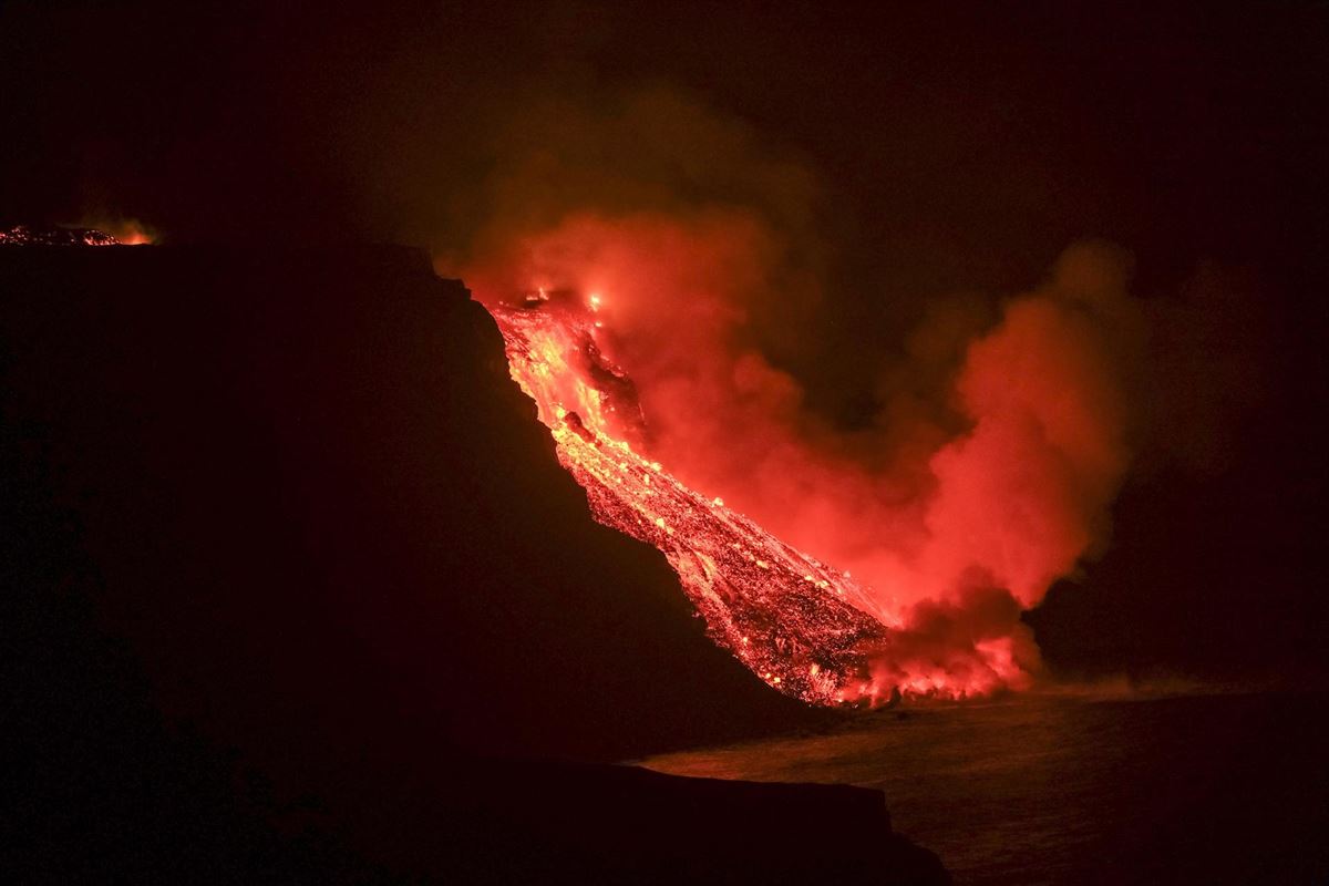 La lava del volcán de La Palma llega al mar. Foto: EFE