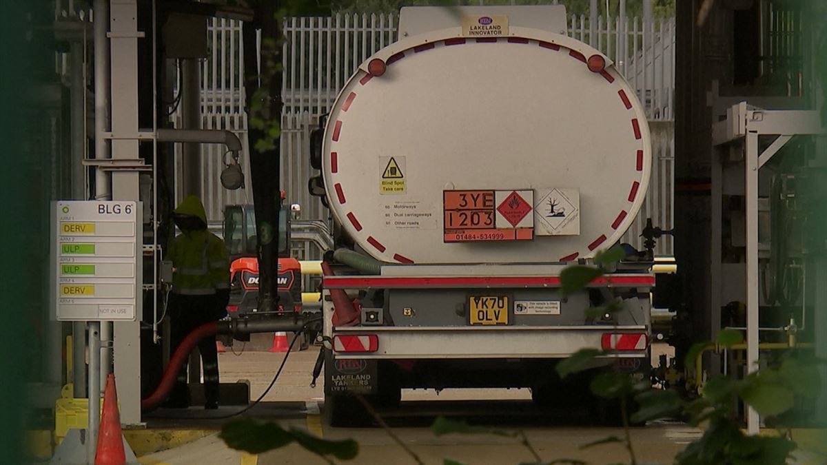 Descarga de combustible en una gasolinera del Reino Unido