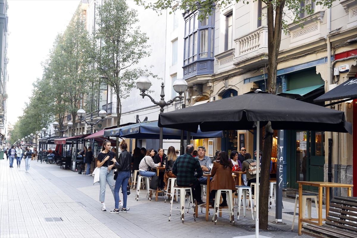 Las terrazas llenas de gente en una calle de Bilbao. Foto: EFE