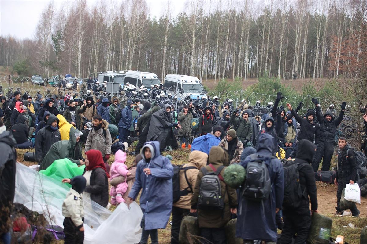 Cientos de personas se agolpan en la frontera de Bielorrusia con Polonia.