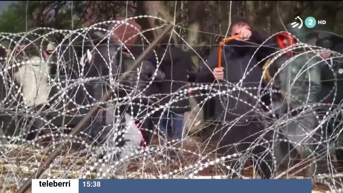 Cientos de personas se agolpan en la frontera de Bielorrusia con Polonia.