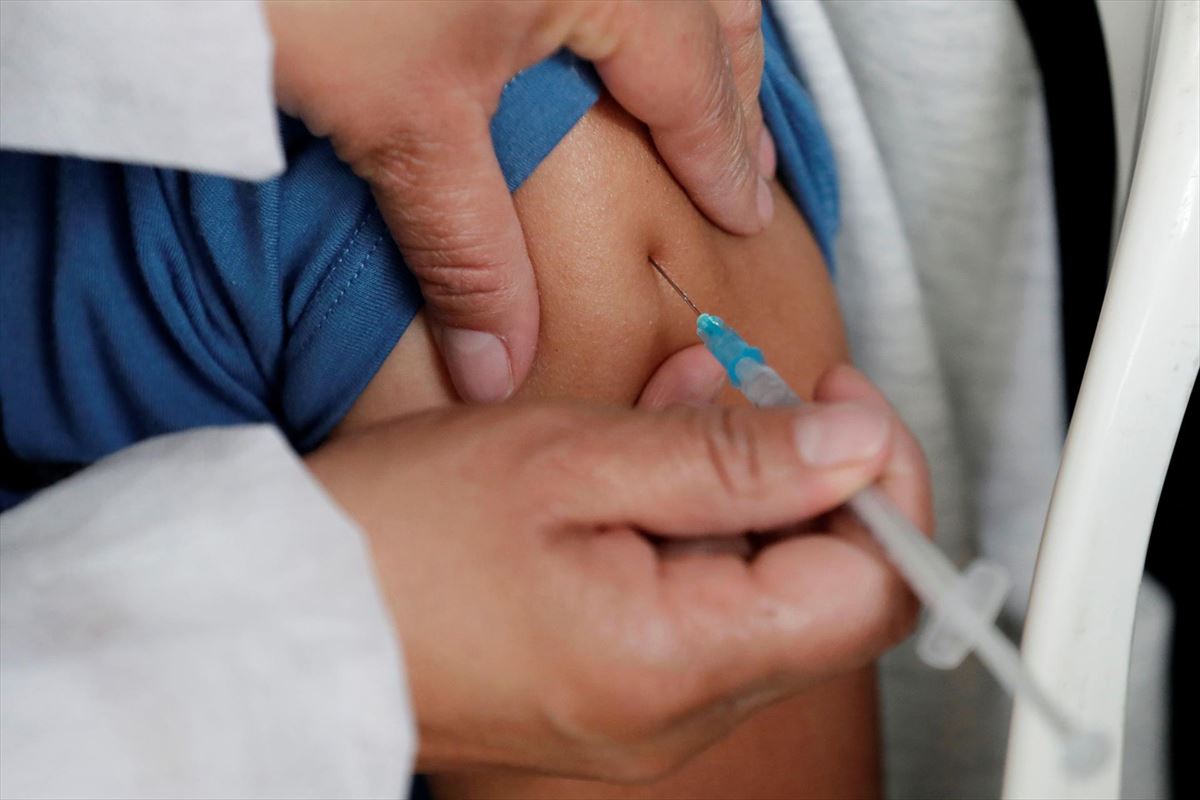 Una persona recibe la vacuna contra la covid-19