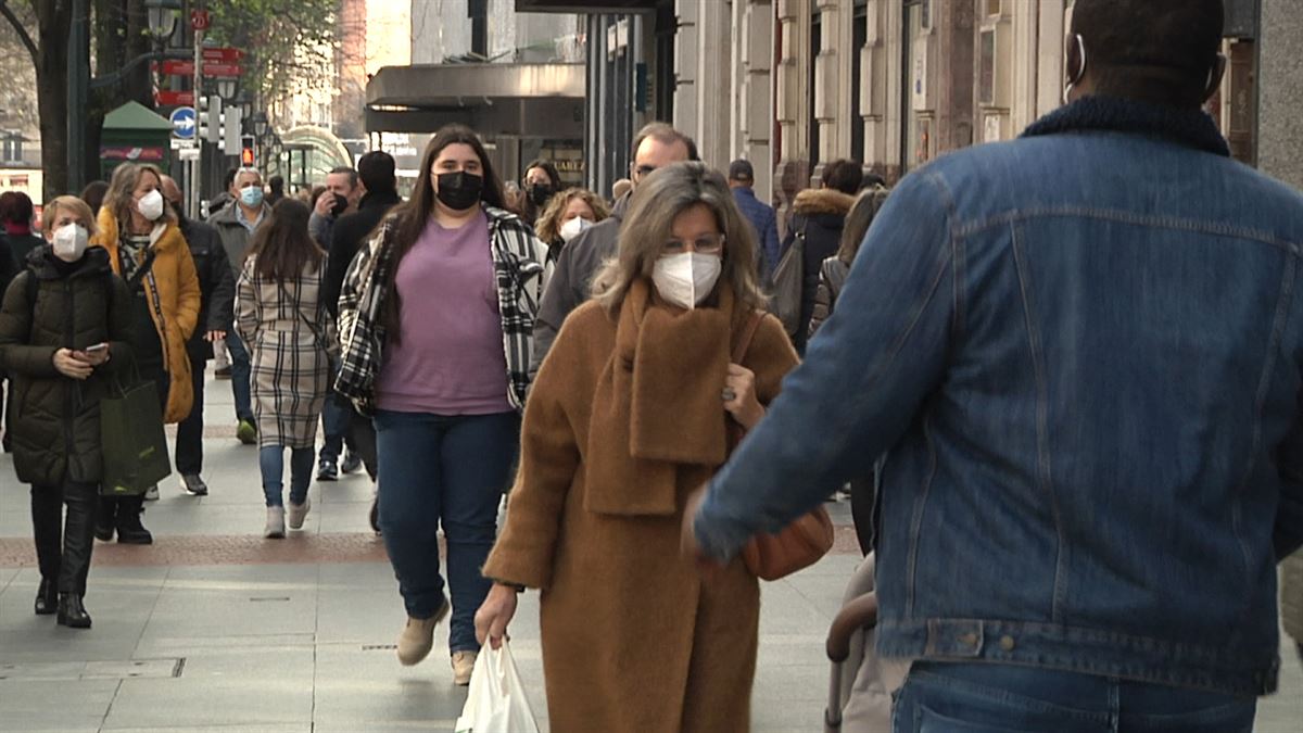 Gente paseando por Bilbao. Foto obtenida de un vídeo de EITB Media.