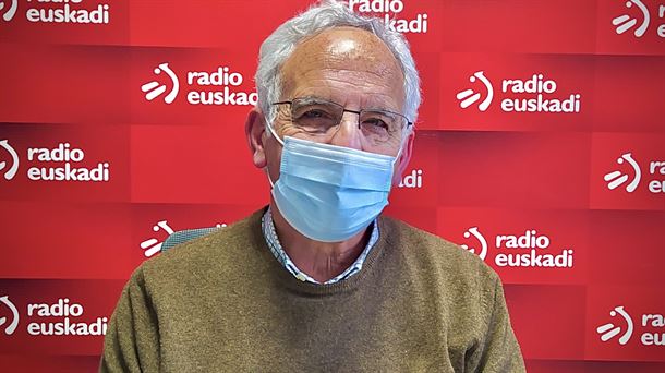 Daniel Zulaika en los estudios de Radio Euskadi en Miramon
