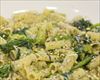 Salteado de rigatoni con verduras y pistachos