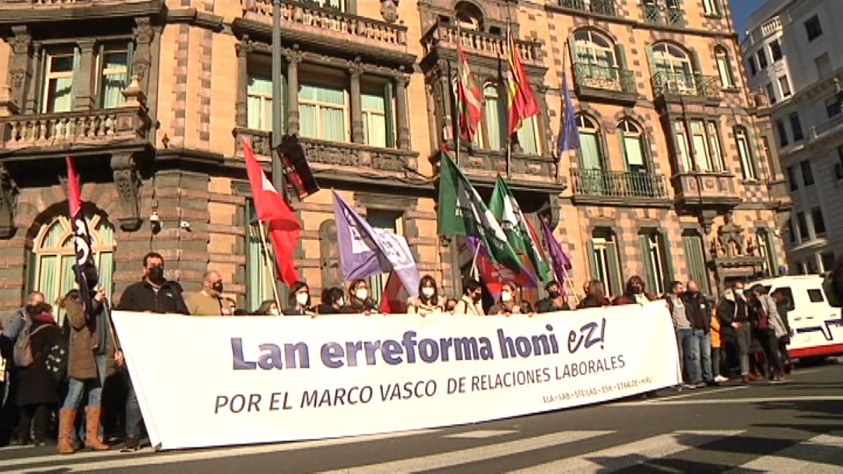 La mayoría sindical se ha concentrado simultáneamente en Hego Euskal Herria. Imagen: Efe