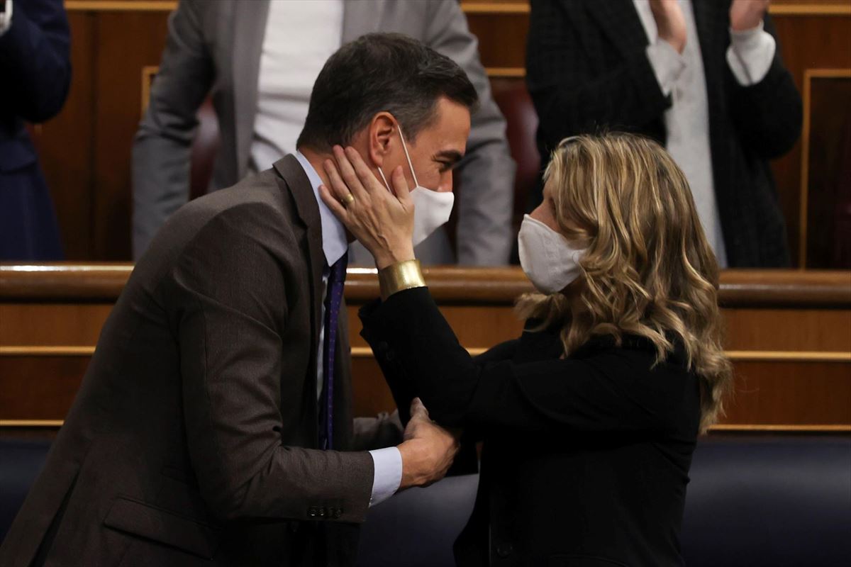 Pedro Sánchez y Yolanda Díaz tras la aprobación de la reforma laboral en el Congreso. Foto: EFE