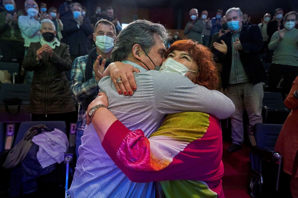 Eba Blanco, felicitada por Pello Urizar tras ganar las primarias