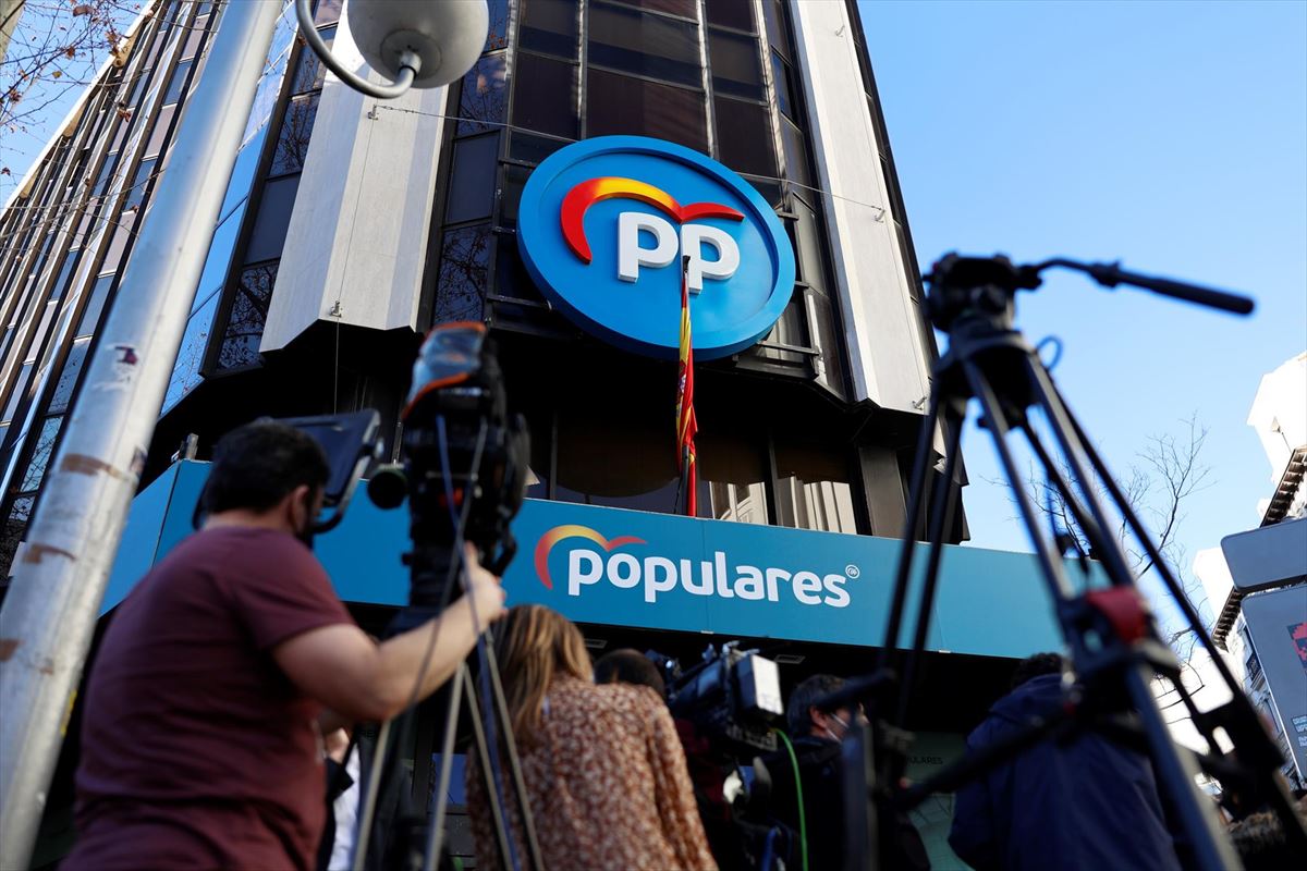 Expectación ante la sede del PP en la calle Génova de Madrid. Foto: EFE